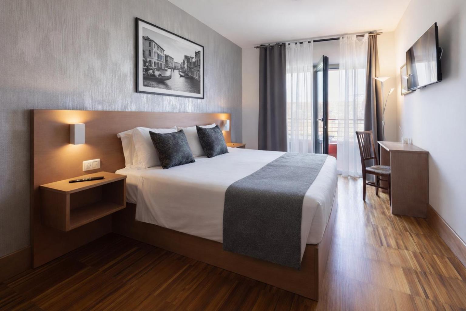 Staying Near Venice's Natural History Museum: 5 Airport Hotels Compared
